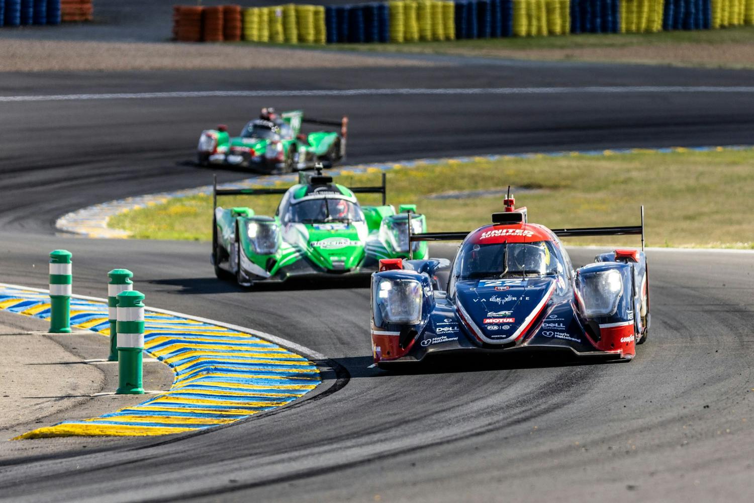 Skarpt bilde. Den korte lukkertiden sørger for at både biler og bakgrunn er skarpe.